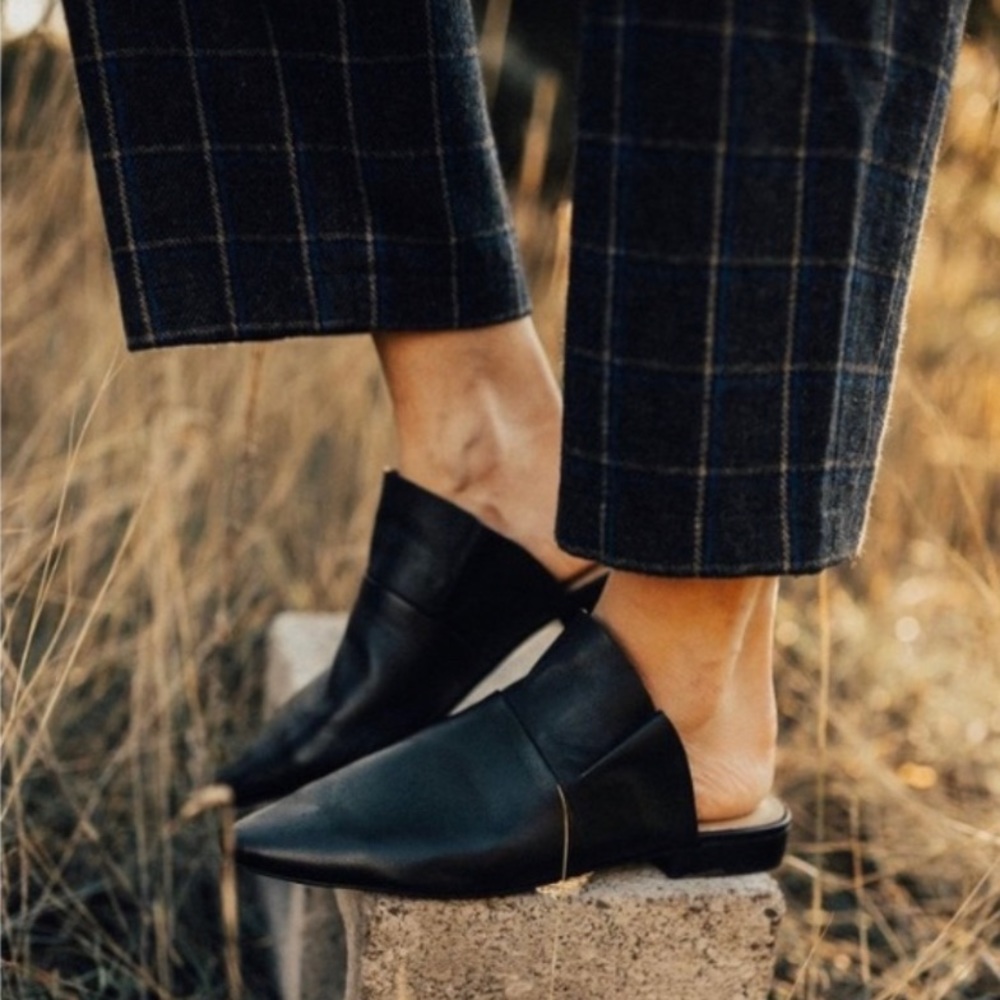 Free People Sz 42 Sienna Ruffle Blk Leather Mules